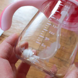 유비맘 트라이탄 코니빨대컵_컬러 랜덤 발송 — 5점을 준 리뷰어가 2020년 4월 올린 사용 사진
