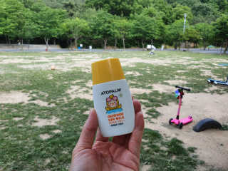 아토팜 야외놀이 선밀크 SPF50+ PA+++ — 5점을 준 리뷰어가 2020년 5월 올린 사용 사진