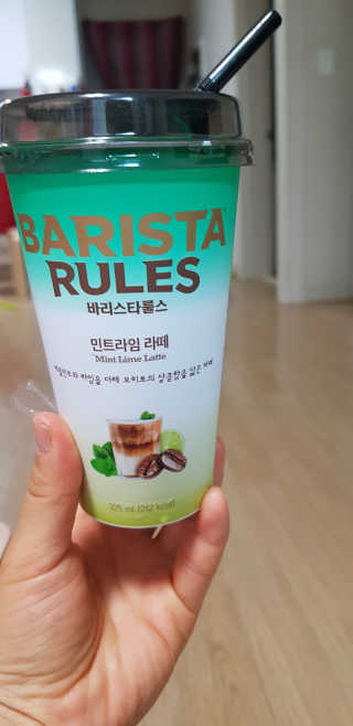 바리스타룰스 민트라임 라떼 — 5점을 준 리뷰어가 2020년 8월 올린 사용 사진