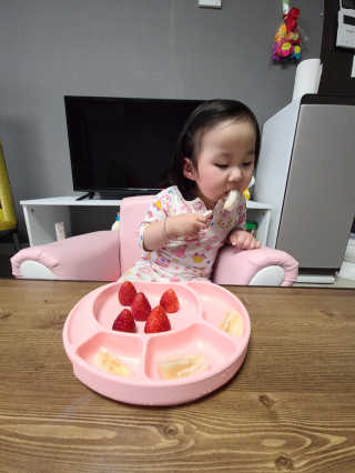 유비맘 캐릭터 실리콘 흡착 식판_색상 랜덤발송 — 5점을 준 리뷰어가 2020년 4월 올린 사용 사진