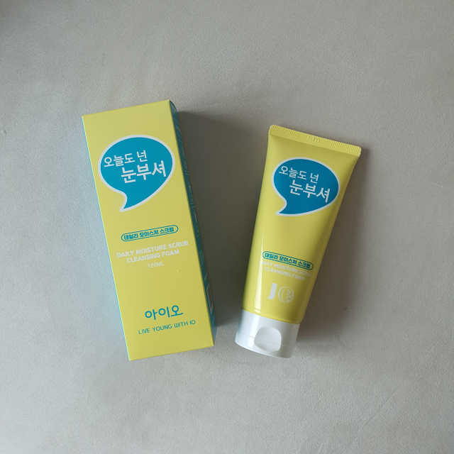 IO 아이오 오늘도 넌 눈부셔 - 데일리 스크럽 클렌징폼 리뷰 사진