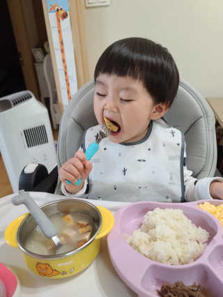 유비맘 캐릭터 실리콘 흡착 식판_색상 랜덤발송 — 4점을 준 리뷰어가 2020년 11월 올린 사용 사진