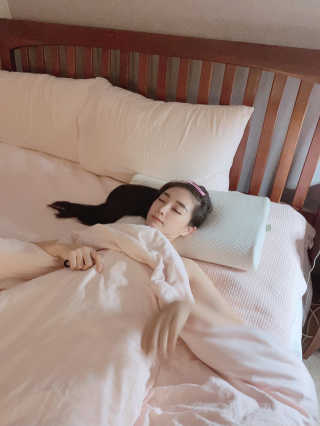 포유 메모리폼 경추베개 자모니베개 — 5점을 준 리뷰어가 2020년 8월 올린 사용 사진
