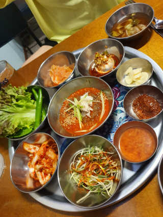[동네맛집족발] 4개 족발 중 택1 — 3.5점을 준 리뷰어가 2020년 6월 올린 사용 사진