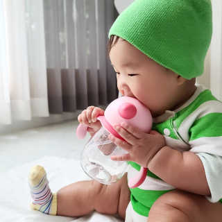 유비맘 트라이탄 코니빨대컵_컬러 랜덤 발송 — 5점을 준 리뷰어가 2020년 9월 올린 사용 사진