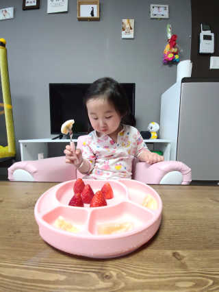 유비맘 캐릭터 실리콘 흡착 식판_색상 랜덤발송 — 5점을 준 리뷰어가 2020년 4월 올린 사용 사진