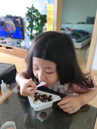 남양유업 또깍 접어 떠먹는 불가리스 2종 — 5점을 준 리뷰어가 2020년 9월 올린 사용 사진