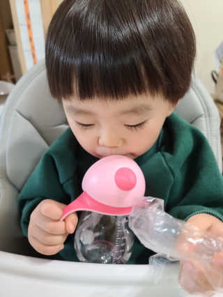 유비맘 트라이탄 코니빨대컵_컬러 랜덤 발송 — 4점을 준 리뷰어가 2020년 11월 올린 사용 사진