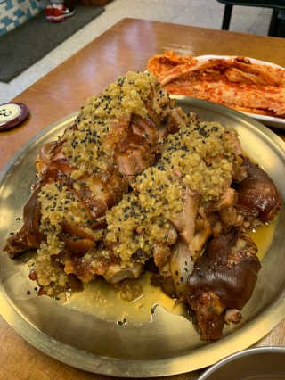 [동네맛집족발] 4개 족발 중 택1 — 5점을 준 리뷰어가 2020년 4월 올린 사용 사진