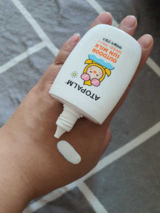 아토팜 야외놀이 선밀크 SPF50+ PA+++ — 5점을 준 리뷰어가 2020년 5월 올린 사용 사진