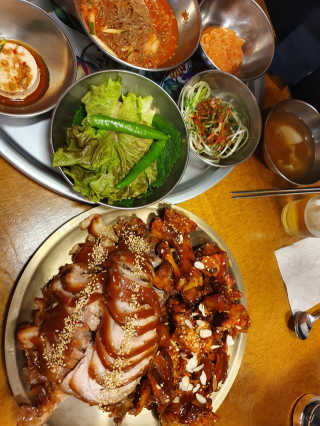 [동네맛집족발] 4개 족발 중 택1 — 5점을 준 리뷰어가 2020년 8월 올린 사용 사진