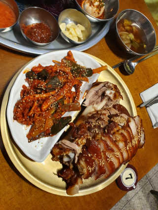 [동네맛집족발] 4개 족발 중 택1 — 3.5점을 준 리뷰어가 2020년 6월 올린 사용 사진