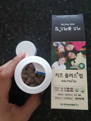 비타맘 키즈플러스업 성장기 어린이 멀티비타민미네랄 120정 — 5점을 준 리뷰어가 2020년 6월 올린 사용 사진