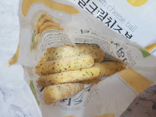 가치식탁 리얼치즈스틱, 리얼크림치즈볼 — 5점을 준 리뷰어가 2020년 4월 올린 사용 사진