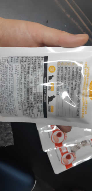 [캣시피] 고양이들의 반찬, 대용량 츄르 3종 — 4점을 준 리뷰어가 2020년 8월 올린 사용 사진