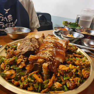 [동네맛집족발] 4개 족발 중 택1 — 5점을 준 리뷰어가 2020년 7월 올린 사용 사진
