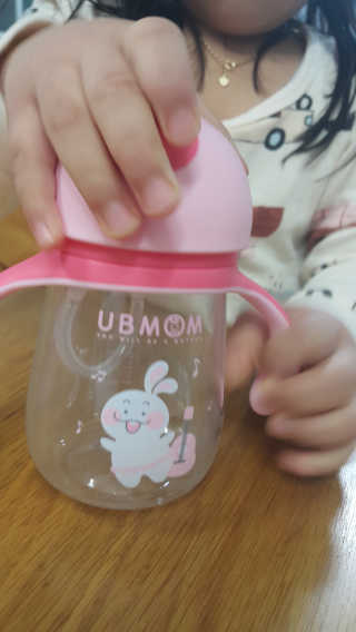 유비맘 트라이탄 코니빨대컵_컬러 랜덤 발송 — 5점을 준 리뷰어가 2020년 12월 올린 사용 사진