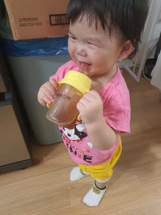 유비맘 샘방지 PPSU 빨대컵_컬러 랜덤 발송 — 5점을 준 리뷰어가 2020년 8월 올린 사용 사진