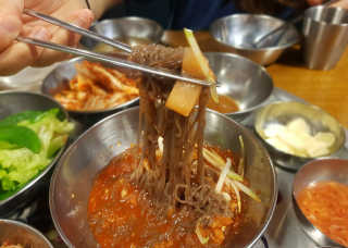 [동네맛집족발] 4개 족발 중 택1 — 5점을 준 리뷰어가 2020년 7월 올린 사용 사진
