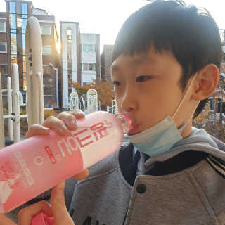 [활력충전 이온음료] 히말라야 핑크솔트를 담은 핑크온 — 5점을 준 리뷰어가 2020년 11월 올린 사용 사진