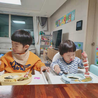 유비맘 캐릭터 실리콘 흡착 식판_색상 랜덤발송 — 5점을 준 리뷰어가 2020년 11월 올린 사용 사진