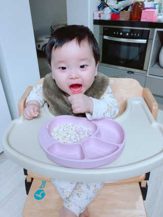 유비맘 캐릭터 실리콘 흡착 식판_색상 랜덤발송 — 5점을 준 리뷰어가 2020년 12월 올린 사용 사진