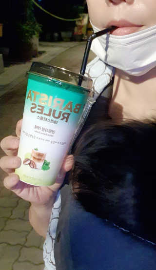 바리스타룰스 민트라임 라떼 — 3점을 준 리뷰어가 2020년 7월 올린 사용 사진