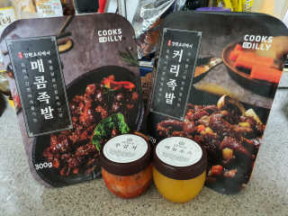 쿡스딜리 매콤족발+커리족발+무김치+마늘소스 — 4.5점을 준 리뷰어가 2020년 6월 올린 사용 사진
