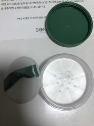 본다움 빠이빠이 세범 파우더 — 5점을 준 리뷰어가 2020년 8월 올린 사용 사진