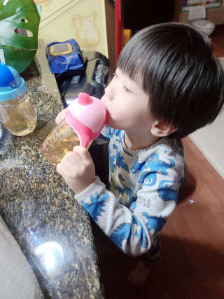 유비맘 트라이탄 코니빨대컵_컬러 랜덤 발송 — 5점을 준 리뷰어가 2020년 11월 올린 사용 사진
