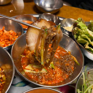 [동네맛집족발] 4개 족발 중 택1 — 4점을 준 리뷰어가 2020년 4월 올린 사용 사진