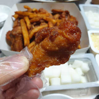 네네치킨 소이크런치윙봉 — 5점을 준 리뷰어가 2020년 4월 올린 사용 사진