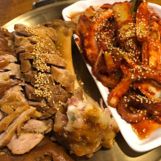 [동네맛집족발] 4개 족발 중 택1 — 4점을 준 리뷰어가 2020년 4월 올린 사용 사진