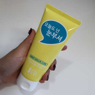 IO 아이오 오늘도 넌 눈부셔 - 데일리 스크럽 클렌징폼 — 4점을 준 리뷰어가 2020년 12월 올린 사용 사진