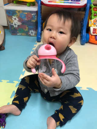 유비맘 트라이탄 코니빨대컵_컬러 랜덤 발송 — 5점을 준 리뷰어가 2020년 9월 올린 사용 사진