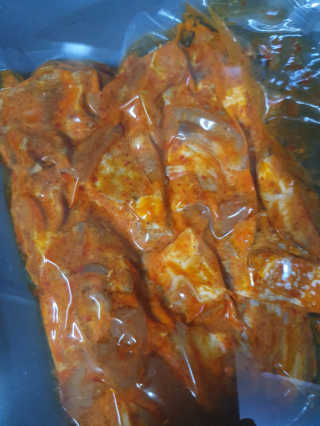 쿡스딜리 매콤족발+커리족발+무김치+마늘소스 — 5점을 준 리뷰어가 2020년 6월 올린 사용 사진