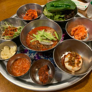 [동네맛집족발] 4개 족발 중 택1 — 5점을 준 리뷰어가 2020년 4월 올린 사용 사진
