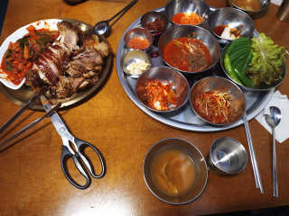[동네맛집족발] 4개 족발 중 택1 — 3.5점을 준 리뷰어가 2020년 5월 올린 사용 사진