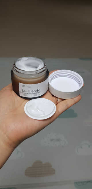 La Theorie Hydrating Ingredients | 하이드레이팅 인그레이디언츠 — 4.5점을 준 리뷰어가 2020년 4월 올린 사용 사진
