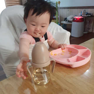 유비맘 샘방지 PPSU 빨대컵_컬러 랜덤 발송 — 5점을 준 리뷰어가 2020년 8월 올린 사용 사진