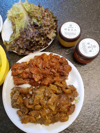 쿡스딜리 매콤족발+커리족발+무김치+마늘소스 — 5점을 준 리뷰어가 2020년 6월 올린 사용 사진