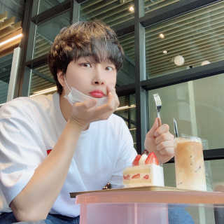 [아방갤러리카페] 음료1잔 + 생크림 딸기케이크 — 5점을 준 리뷰어가 2020년 6월 올린 사용 사진