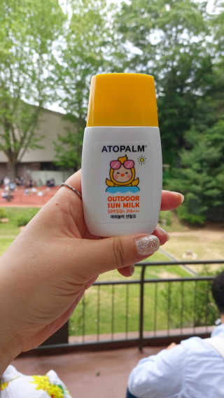 아토팜 야외놀이 선밀크 SPF50+ PA+++ — 5점을 준 리뷰어가 2020년 5월 올린 사용 사진