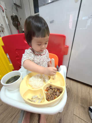 유비맘 캐릭터 실리콘 흡착 식판_색상 랜덤발송 — 5점을 준 리뷰어가 2020년 9월 올린 사용 사진