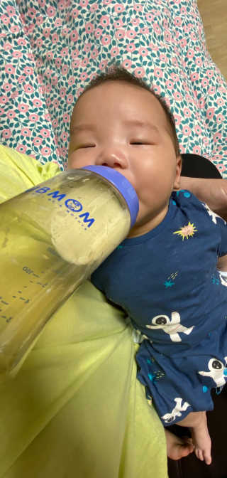유비맘 PPSU 젖병 노꼭지_260ml_컬러 랜덤 발송 — 5점을 준 리뷰어가 2020년 6월 올린 사용 사진