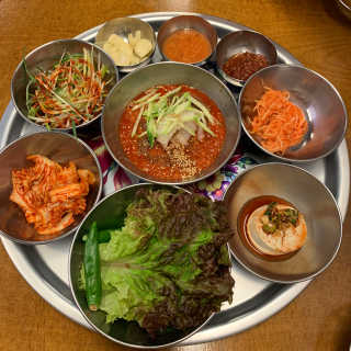 [동네맛집족발] 4개 족발 중 택1 — 5점을 준 리뷰어가 2020년 4월 올린 사용 사진