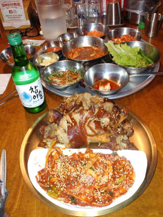 [동네맛집족발] 4개 족발 중 택1 — 5점을 준 리뷰어가 2020년 5월 올린 사용 사진