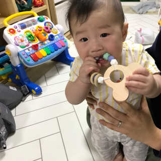 디어랑쥬 친환경 편백나무 원목 치발기 겸 딸랑이_미키 — 5점을 준 리뷰어가 2020년 5월 올린 사용 사진
