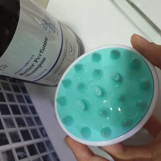 달리프 베러 퍼퓸 샴푸 1000ml 레이니데이 or 일랑로즈 — 3점을 준 리뷰어가 2020년 4월 올린 사용 사진