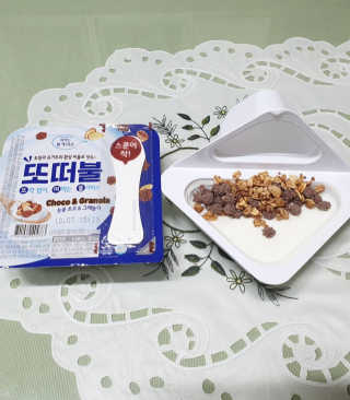 남양유업 또깍 접어 떠먹는 불가리스 2종 — 3점을 준 리뷰어가 2020년 10월 올린 사용 사진
